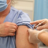 Kāpj vakcinācijas pret Covid-19 temps; potēšanas procesu pabeiguši 55,57% pilngadīgo