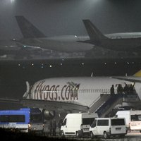 Turcijas lidostā stāvošā lidmašīnā sprādziens nogalina apkopēju
