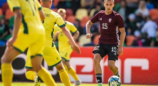 Latvijas futbolisti Liepājā Baltijas kausa mačā zaudē Lietuvai