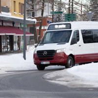 Pēc Ventspils traģēdijas policija Valmierā pieķer nepiesprādzētu mikroautobusa šoferi un skolēnus