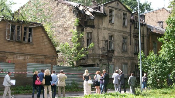 RD amatpersonu ārkārtas sanāksme pie graustiem Piena ielā