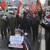 Baltkrievijā varasiestādes vāc cilvēkus Lukašenko atbalsta mītiņam 25. oktobrī