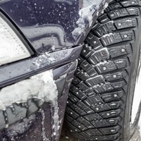 Из-за снега и обледенения на дорогах Латвии затруднено движение машин