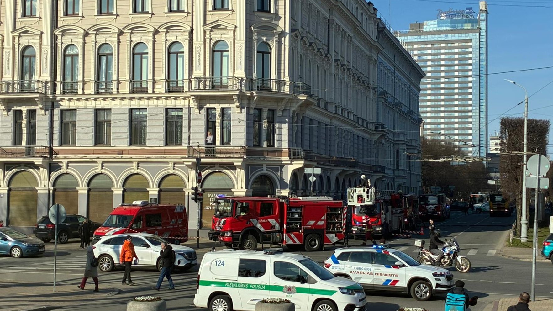 Foto: Iepretim Brīvības piemineklim izveidojusies ārkārtas situācija