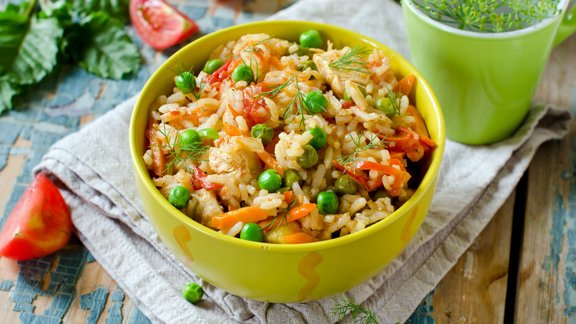 dārzeņu plovs rīsi ēdiens https-::www.shutterstock.com:image-photo:pilaf-chicken-vegetables-205374622?src=GHk3RrqyS0HIxytFBNk7Vw-1-57