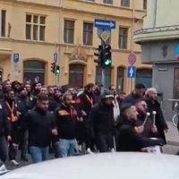 Video: Karstasinīgie "Galatasaray" futbola kluba fani izdaiļo Rīgas ielas