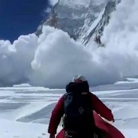 Unikāli foto: Nāvējošākā lavīna Everesta vēsturē
