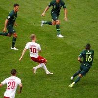 Dānijas un Austrālijas futbolisti aizraujošā mačā nospēlē neizšķirti