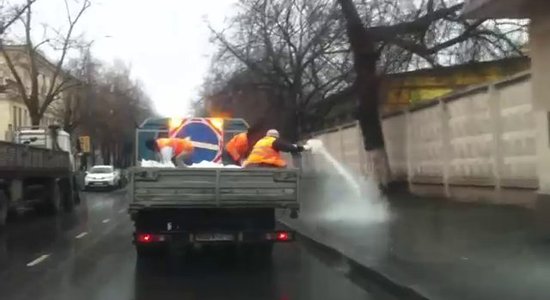 Video: Šādā slaistu metodē Maskavā uz ielas kaisa sāli