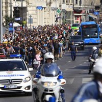 Foto: Migrantu pūļi ar kājām dodas Austrijas robežas virzienā