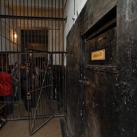Ārvalstu filmētāji pavada dienu ieslodzījumā Karostas cietumā