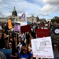 Foto: Desmitiem tūkstošu īru iziet demonstrācijās, pieprasot aborta aizlieguma atcelšanu
