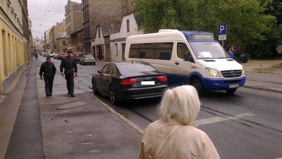 Nešpetns 'Audi' paralizē daļu satiksmes - 4