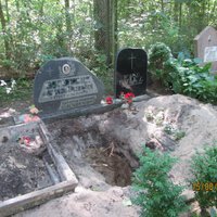 ФОТО: Вандалы осквернили могилы на кладбищах в Юрмале и Риге - гробы пропали