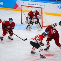 Latvijas hokeja izlase trešajā periodā piesmej Zviedrijas studentus