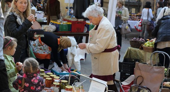 Foto: Rīdzinieki vienojas lauku labumu 'Lielpasūtījumā'