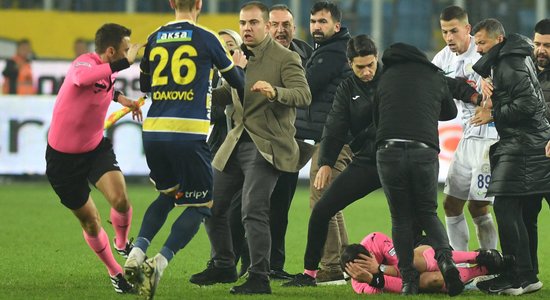 Turcijas futbola skandāls: policija aiztur tiesnesi piekāvušo 'Ankaragucu' prezidentu