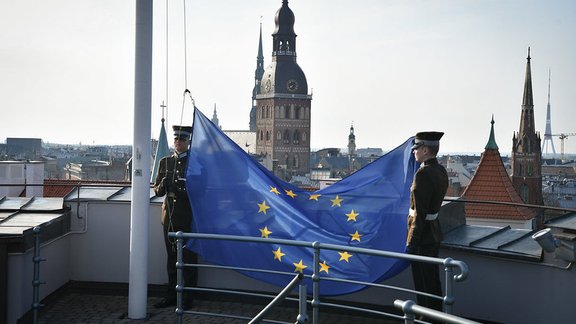 Svinīgā godasardzes ceremonija un Eiropas Savienības karoga pacelšana Rīgas pils Svētā Gara tornī