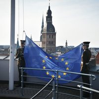Foto un video: ES karoga pacelšana Rīgas pils Svētā Gara tornī