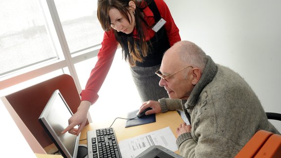 "E-prasmju nedēļas" laikā pensionāri mācās lietot internetbanku - 15