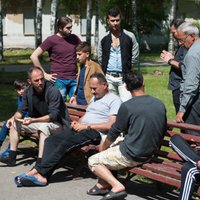 Bēgļi Latvijā atgriežas uz mēnesi statusa atjaunošanai, ziņo laikraksts