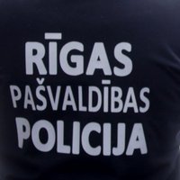 Iļģuciemā divi agresīvi un iereibuši vīrieši uzbrūk pašvaldības policistiem