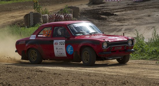 Video: Rallija leģendas ar vēsturiskiem 'Ford Escort' cīnās Kurzemes ceļos