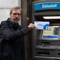Katalāņu separātisti protestējot izņem no bankām naudu
