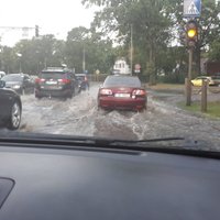 Foto: Pirmdienas vakarā Jūrmalā lietus pārpludinājis ielas