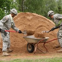 Foto: ASV karavīri nāk talkā audžuģimeņu mājai