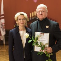 Foto: Mūrniece pasniedz pateicības rakstus barikāžu dalībniekiem