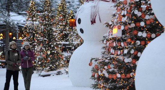 Laiks ceļojumam uz Ziemassvētku vecīša galveno māju - Rovaniemi ciemā Lapzemē