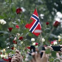 Norvēģijā Breivīka uzbrukumu pirmajā gadadienā notiek upuru piemiņas pasākumi