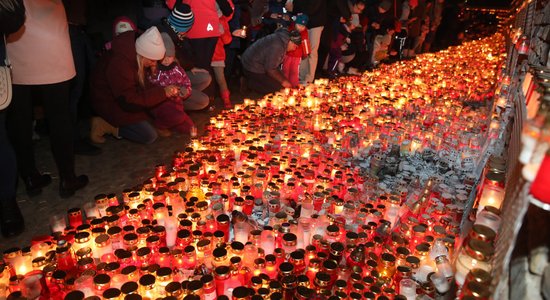 Foto: 11. novembra krastmalā iemirdzas tūkstošiem svecīšu