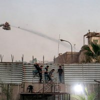 Bagdādē demonstranti aizdedzinājuši Zviedrijas vēstniecību