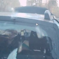 Video: Pieklājīgs šoferis negaidīti 'dabū sejā' pretimbraucošu auto