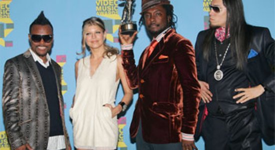 'Black Eyed Peas' un 'Red Hot Chili Peppers' triumfē 'American Music Awards' ceremonijā