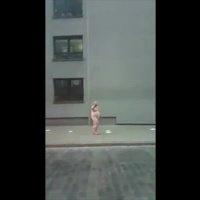 Aculiecinieka video: Pa Vecrīgu pastaigājas kails vīrietis
