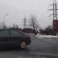 Video: 'Volvo' šoferis Rīgā ignorē ceļazīmi un teju izraisa avāriju