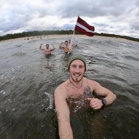 Video: Simtgades pelde Lilastē – 25 aktīvisti metas ledainā ūdenī