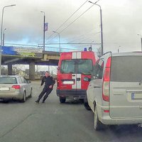 Video: VUGD busiņa šoferis konfliktē ar citu autovadītāju uz Mūkusalas apļa