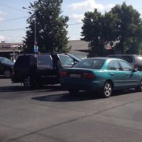 ВИДЕО: Возле Рижской 13-й средней школы столкнулись два автомобиля