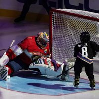 'Spļāviens sejā cietušajiem ukraiņu bērniem'- Hašeks asi kritizē Ovečkina dēla dalību NHL zvaigžņu spēlē