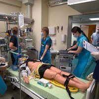 RSU un Stradiņa slimnīca realizē politraumu simulācijas mācības reālā darba vidē