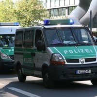 Берлин: пара из Латвии пыталась помочь жертве нападения алжирца; нападавший госпитализирован