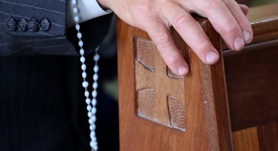 Latvijas bīskapi apstiprina oficiālu lūgšanas 'Dieva žēlsirdības kronītis' tulkojumu
