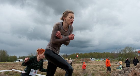 Foto: Drosmīgās dāmas un kungi pievar 'Stipro skrējienu'