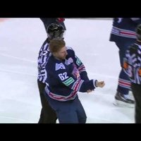 Video: KHL Austrumu konferences līderu mačā hokejisti izvicina dūres