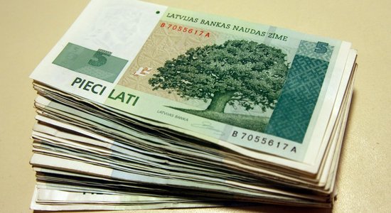 Uz Latvijas Banku atnestas sīkās strēmelēs sagrieztas banknotes ap 1000 latu vērtībā