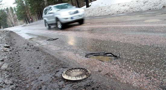 Bukultos divu auto sadursmē trīs cietušie